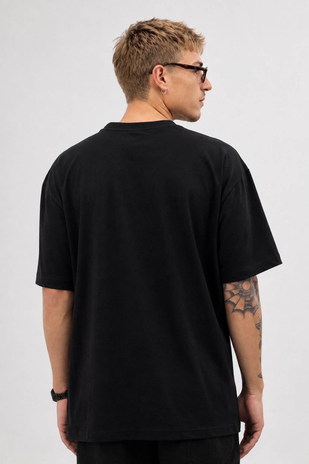 Camiseta preta oversized DMATTEX, vista de costas